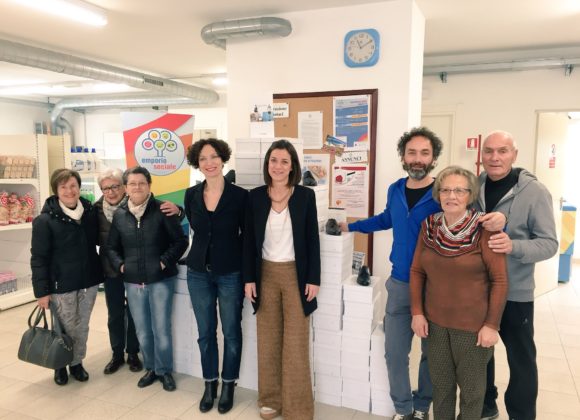 volontari dell'emporio sociale e della caritas con le scarpe donate da openjobmetis
