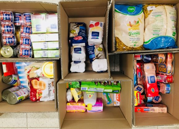 Prodotti alimentari nelle scatole per la Colletta Alimentare 2018
