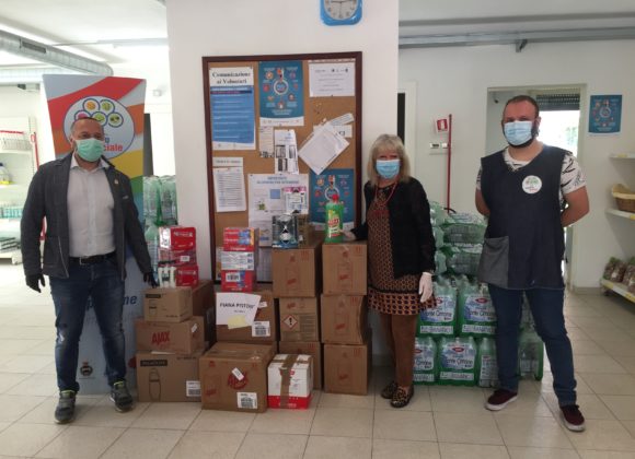 volontari con scatole all'Emporio Sociale