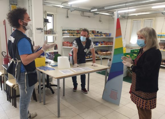 volontari all'emporio sociale