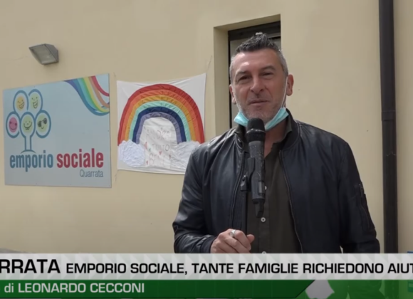 giornalista di fronte all'Emporio Sociale
