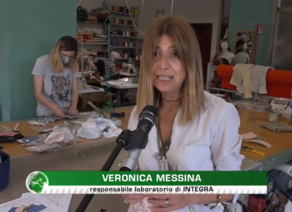 donna che parla al microfono