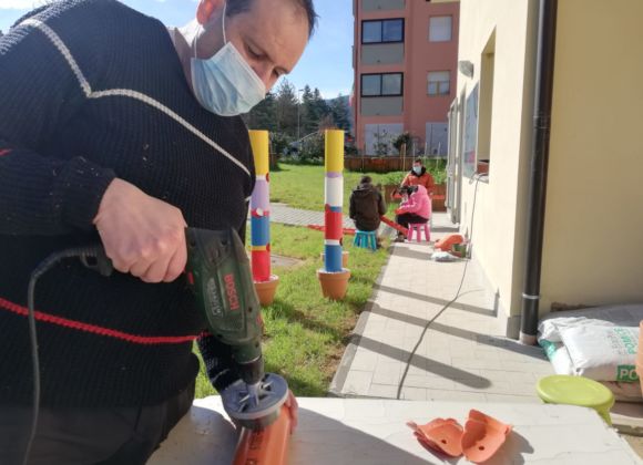 Marco usa un attrezzo da lavoro