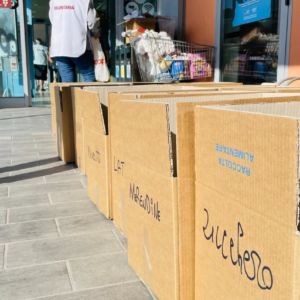 scatole di cartone di fronte alla Coop