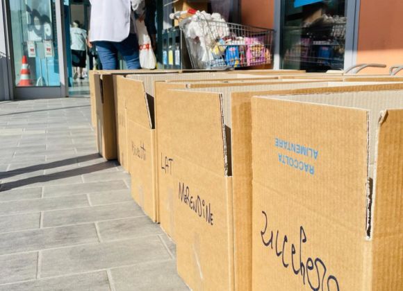 scatole di cartone di fronte alla Coop