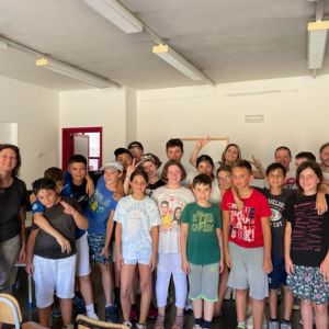 gruppo di ragazzi con assessore
