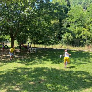 bambini giocano in un prato