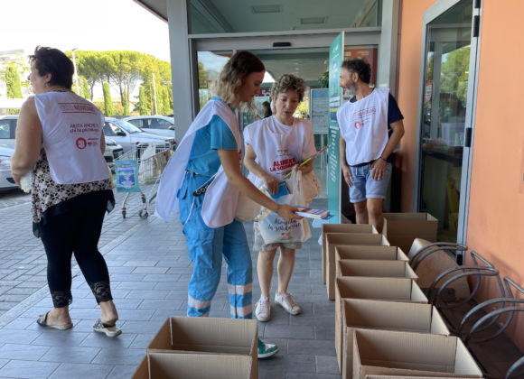 volontari durante la raccolta di materiale scolastico