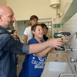 studente e falegname al lavoro