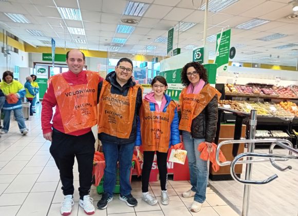 volontari al supermercato