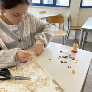 studentessa che cuce