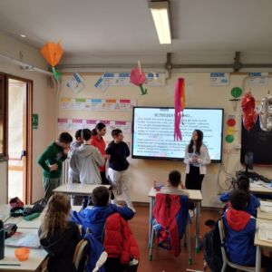 ragazzi in classe alla lavagna