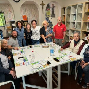 gruppo di persone intorno a un tavolo