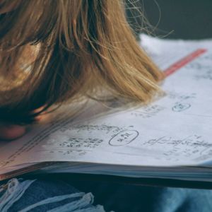 studentessa scrive sul quaderno