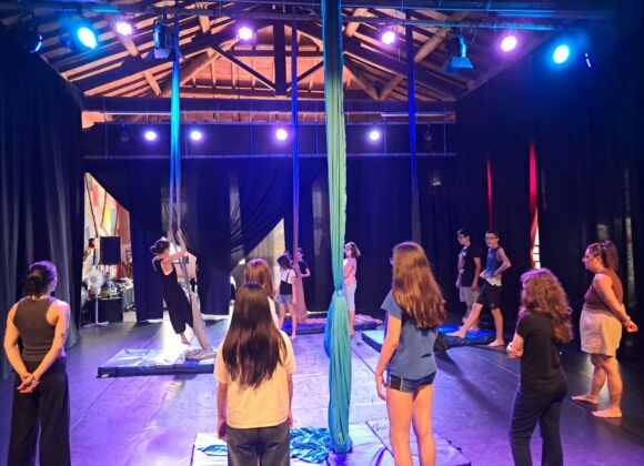 Acrobazie al centro estivo con i tessuti aerei!