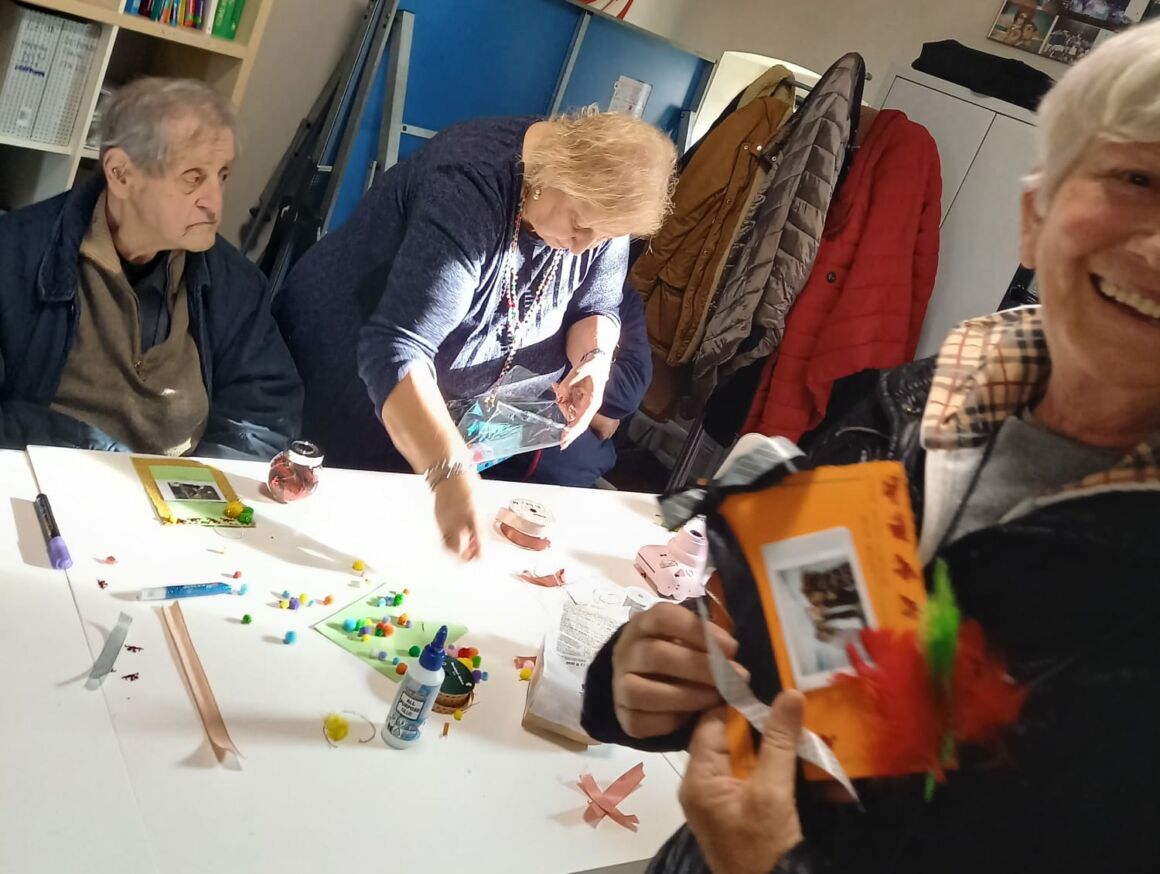 PHOTO-2026-10-15-17-19-00 Tra chiacchiere, giochi e creatività: i giovedì dei nonni di Cantastorie