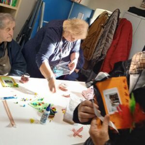 PHOTO-2026-10-15-17-19-00 Tra chiacchiere, giochi e creatività: i giovedì dei nonni di Cantastorie