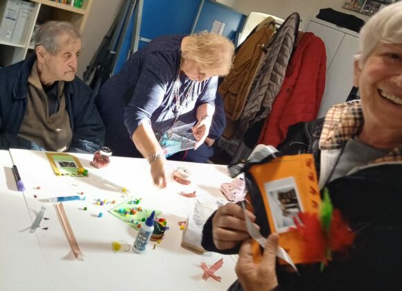 Tra chiacchiere, giochi e creatività: i giovedì dei nonni di Cantastorie